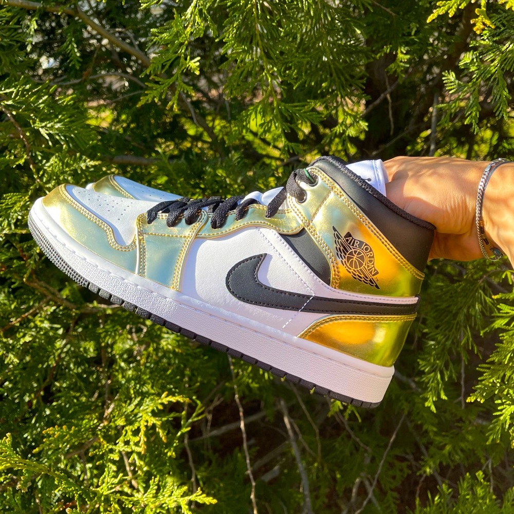 AIR JORDAN 1 MID ‘METALLIC GOLD’. BRAND NEW, UNWORN. SZ 8 M. SAME DAY SHIP.